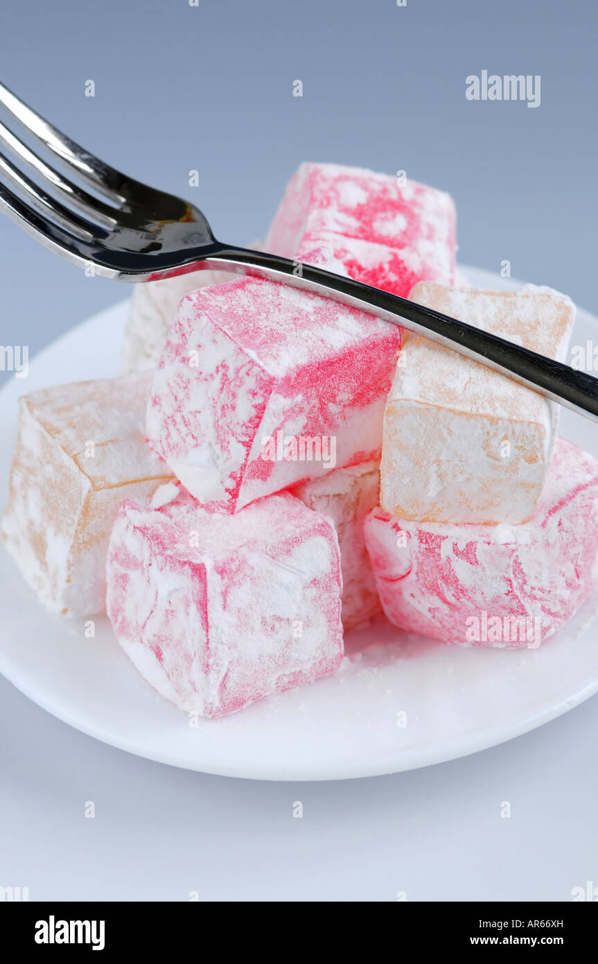 Turkish Delight Lokum Konfektion auf einem weißen Dessertteller Stockfoto