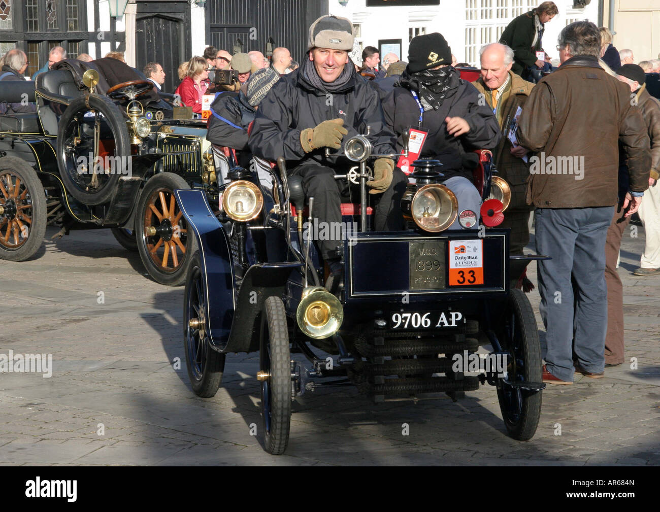 Alles gegen die Kälte, so dass Crawley 1899 Peugeot Reg. No. 9706AP Herr Michael Kent. East Sussex. Nr. 33 Stockfoto