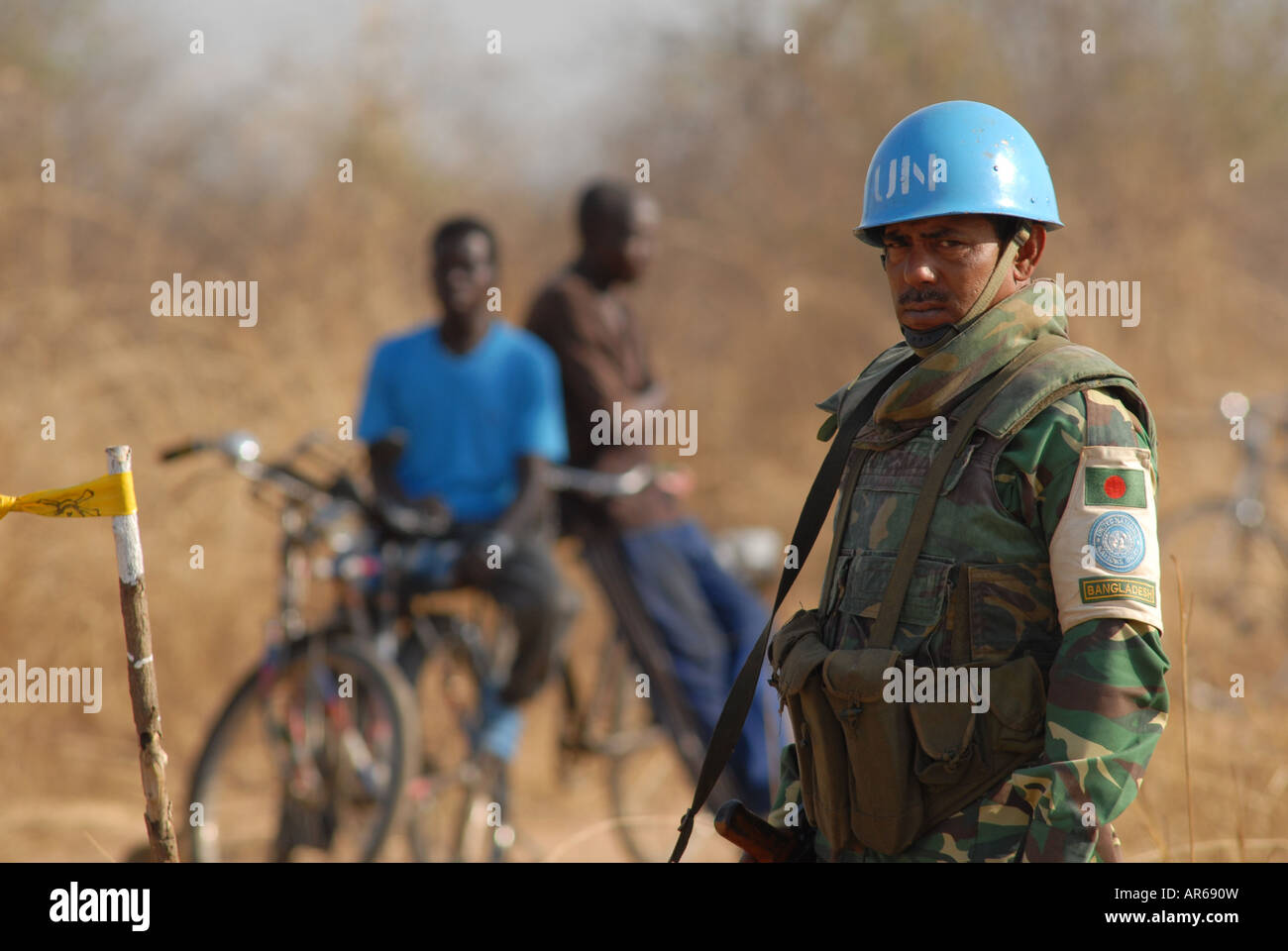 Ein UN-Soldat an einer Grenzkontrollstelle im Südsudan Stockfoto