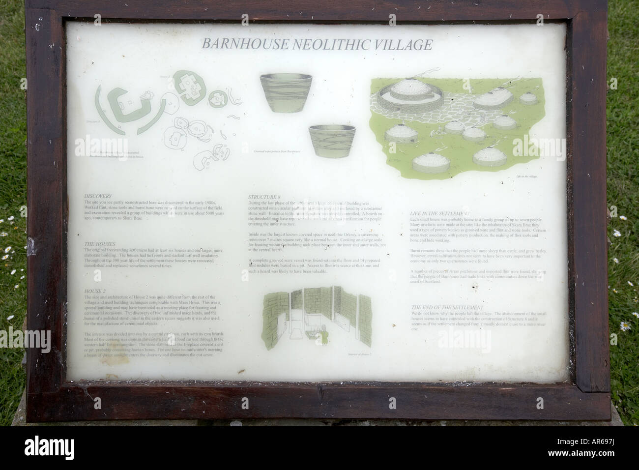 Die Informationsanzeige Board nach den Überresten von Barnhouse Dorf neolithische Siedlung, orkney Stockfoto
