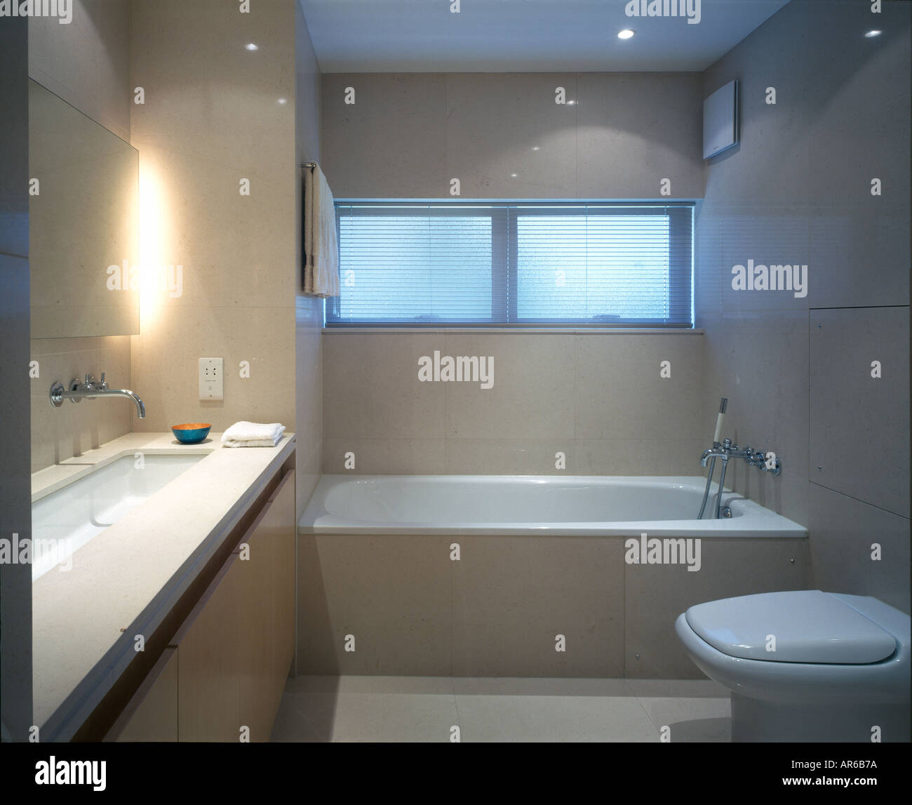 Keller badezimmer -Fotos und -Bildmaterial in hoher Auflösung – Alamy