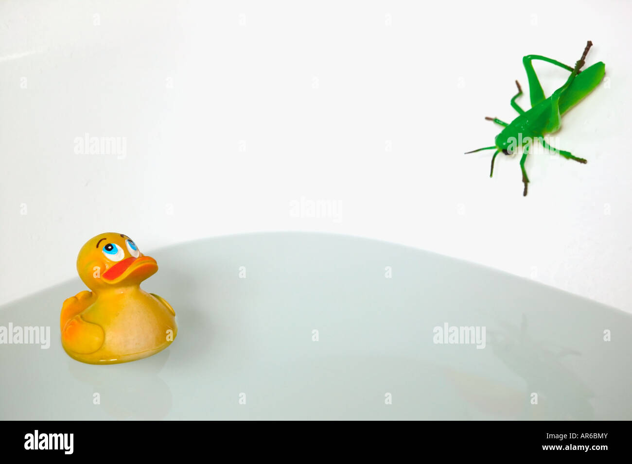 Heuschrecke und Rubber duck in Badewanne Stockfoto