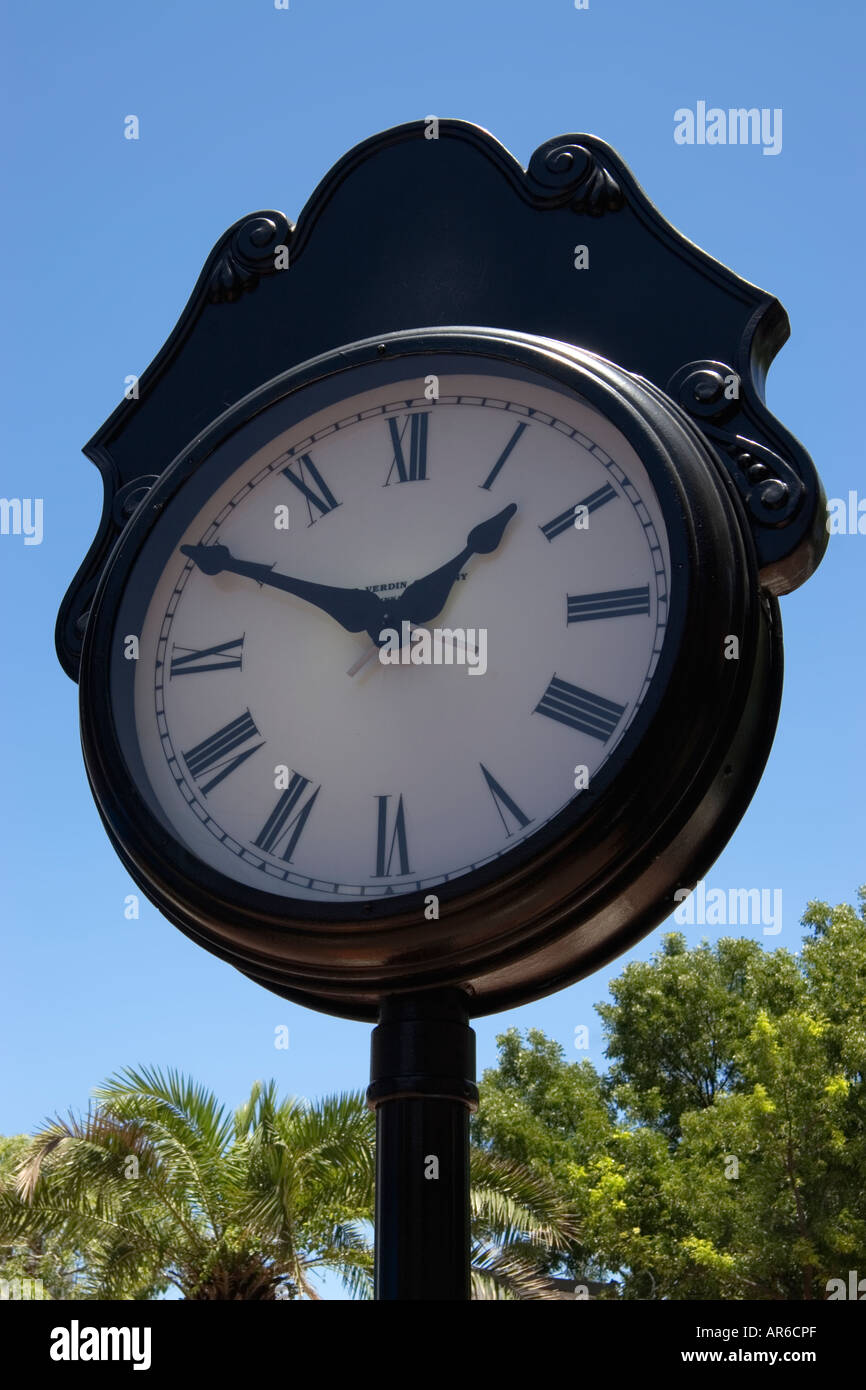 Eine traditionelle Stadt-Uhr mit der Zeit von 01:50 auf dem Gesicht die Zahlen sind römische Ziffern Stockfoto