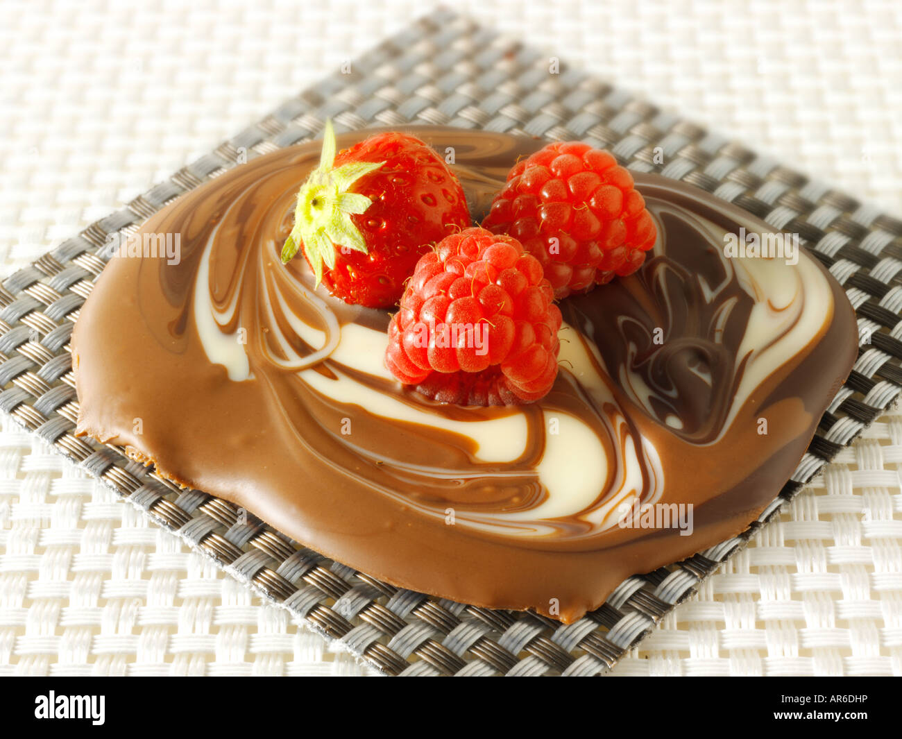 Weiß, unbedruckt und Milch Schokolade marmoriert Swirl mit frischen Erdbeeren Stockfoto
