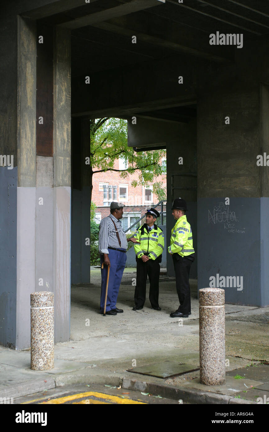 Ein Mieter, eine Community Support Officer und ein Polizist diskutieren anti-soziales Verhalten in einer Wohnsiedlung London UK Stockfoto