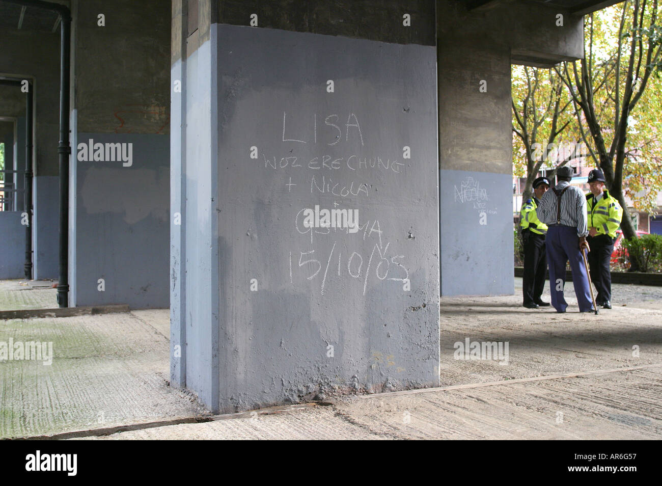 Ein Mieter, eine Community Support Officer und ein Polizist diskutieren anti-soziales Verhalten in einer Wohnsiedlung London UK Stockfoto