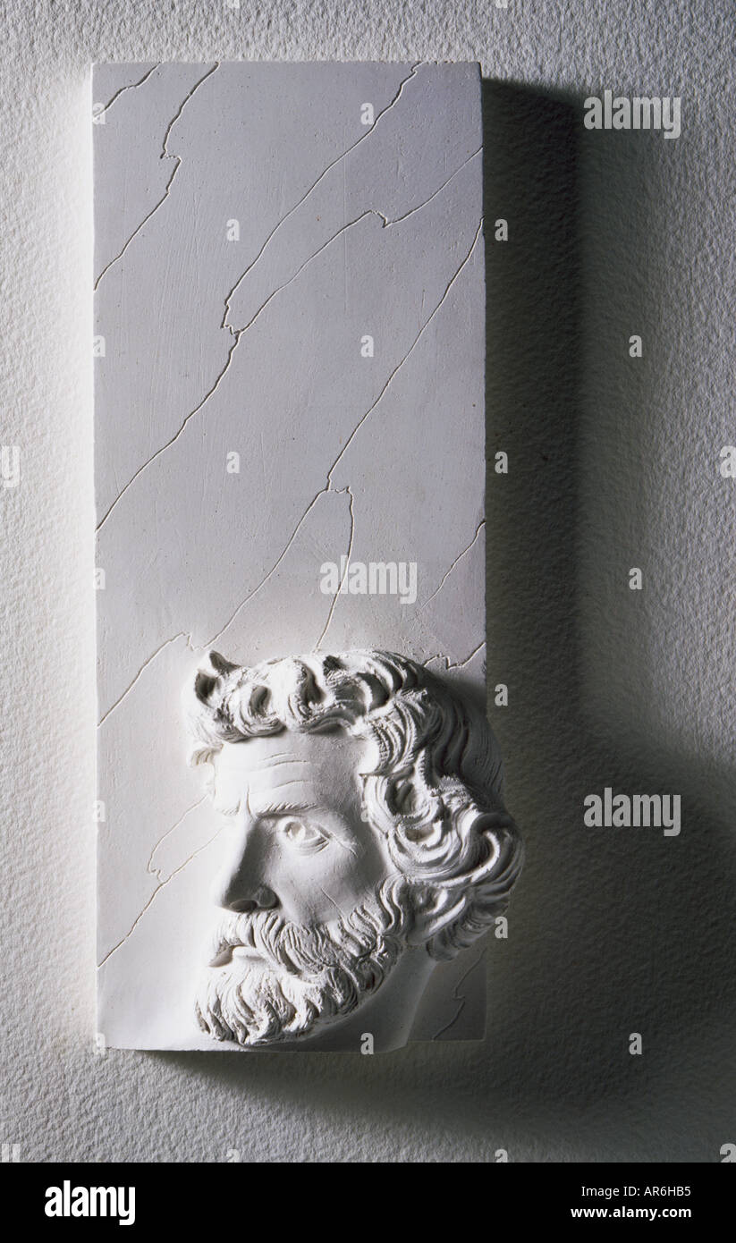 Rechteckiges Stück weißen Putz, modellierte Relief des griechischen Philosophen Mentor steigt auf Grund Stockfoto