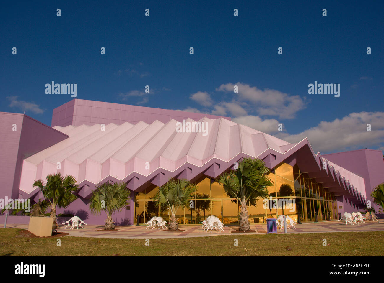 Van Wezel Performing Arts Hall Sarasota, Florida, Sehenswürdigkeit, Architektur, Gebäude, Jakobsmuschel Muschel Dach, Muschel Form, Lavendel Stockfoto