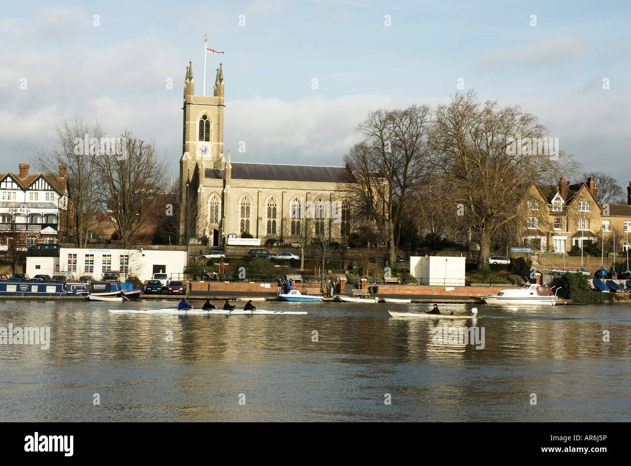 Hampton-Kirche mit Booten Rudern vor Stockfoto