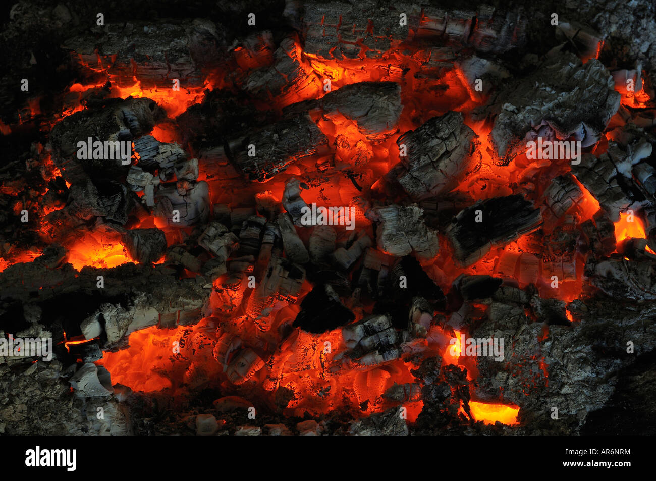 Glühend heiße Glut, melden Asche - Holz Feuer. Stockfoto