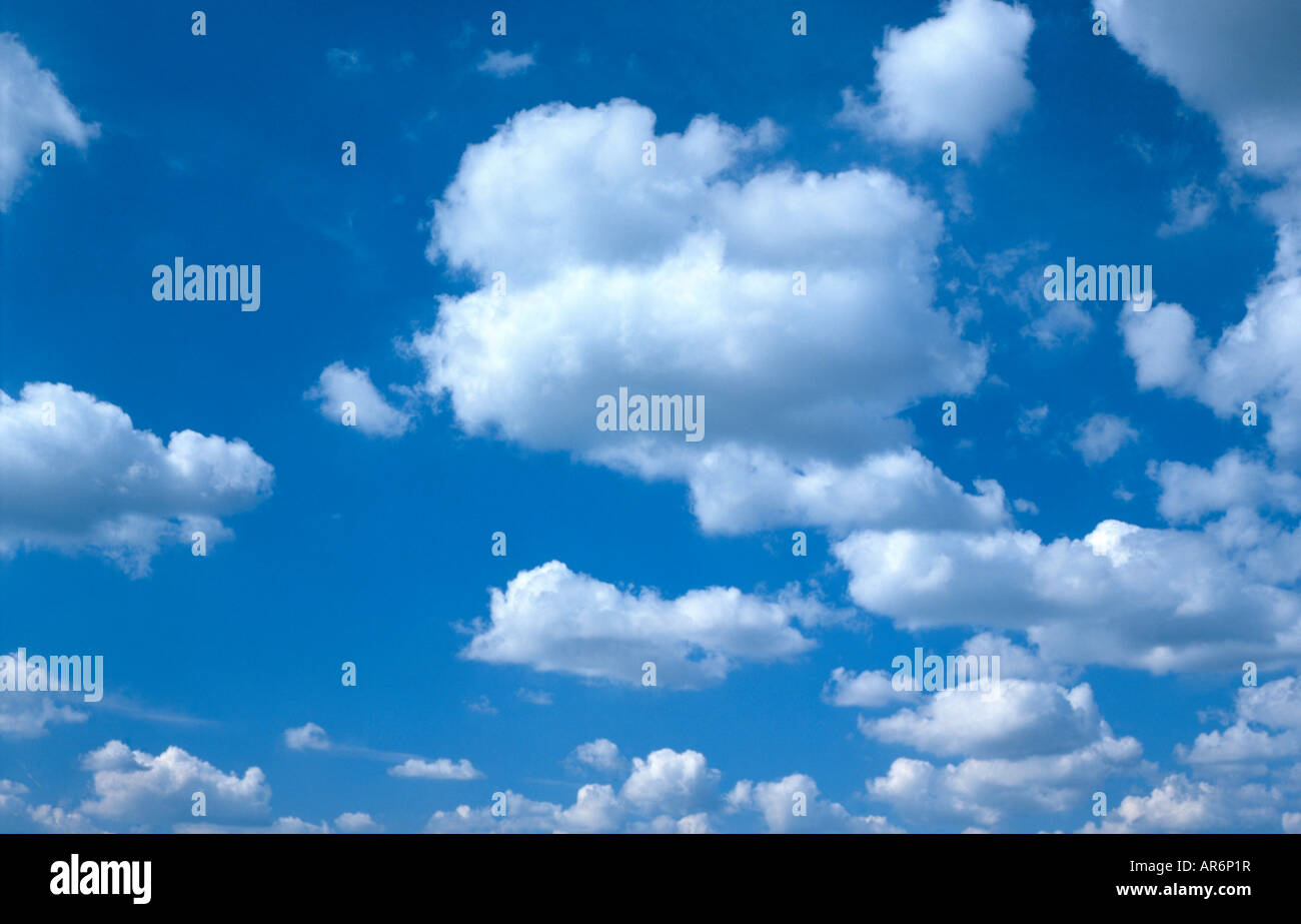 Wolken am blauen Himmel. Stockfoto
