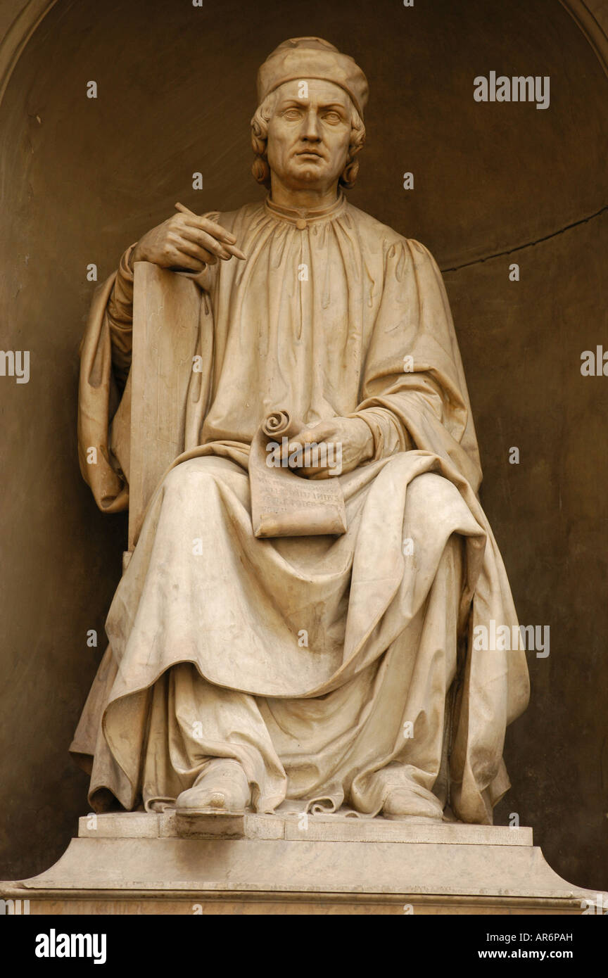 Statue von Arnolfo di Cambio platziert in Piazza del Duomo Florenz Toskana Italien Stockfoto