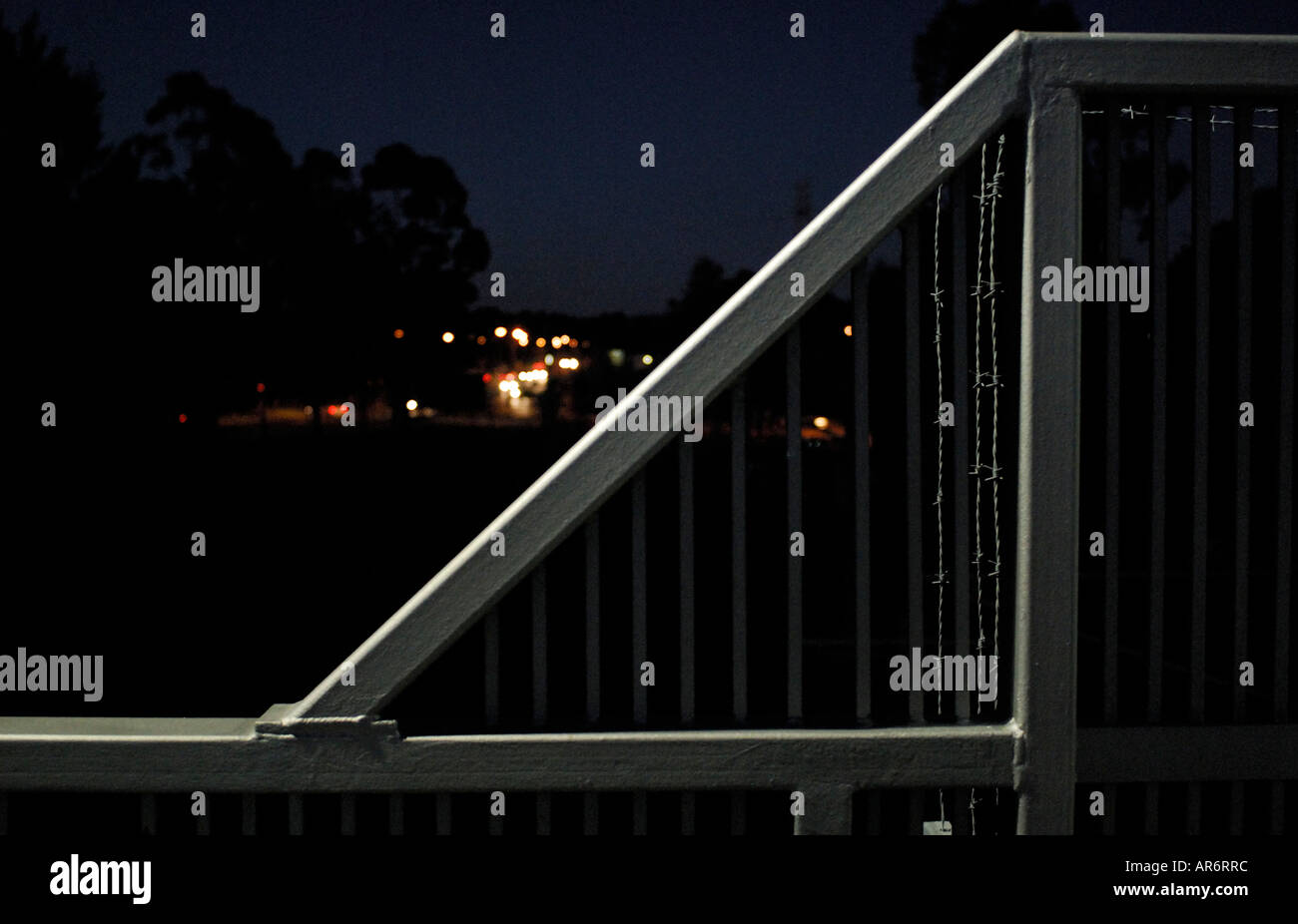 Nachts-S-Bahnhof, durch das Geländer der Fußgängerbrücke betrachtet, leichte Tonnenverzeichnung auf dem Foto Stockfoto