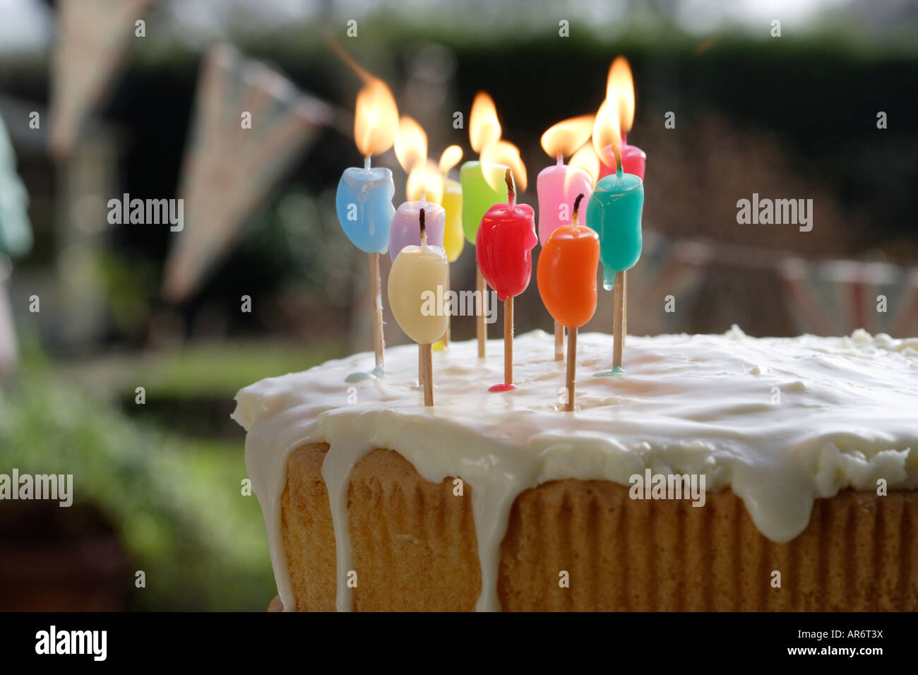 Geburtstagstorte mit Kerzen jellybean Stockfoto