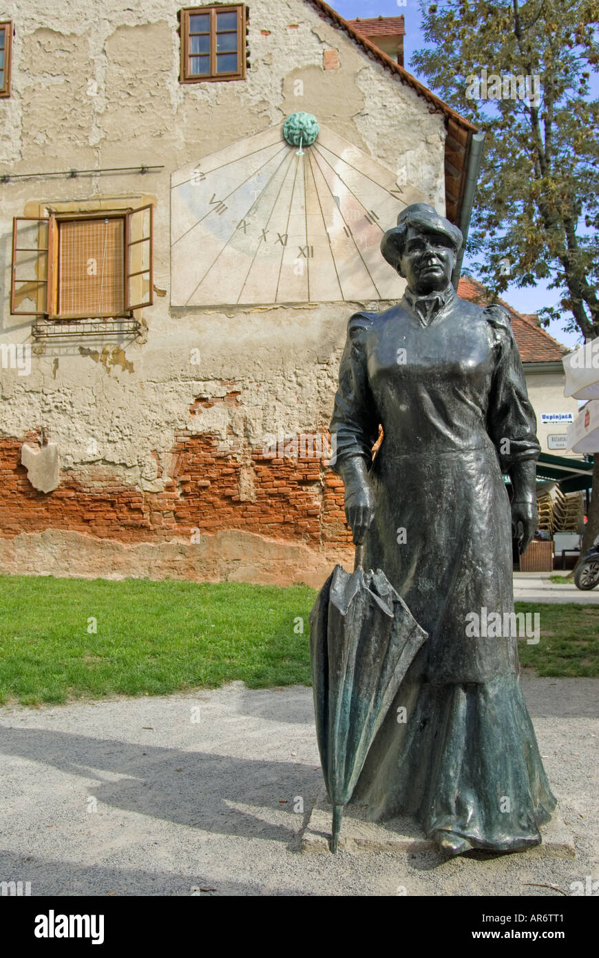 Zagreb, Kroatien. Statue von Marija Juric (Pen-name' Zagorka' - Kroatische Journalist (1873-1957) in der Tkalciceva Straße). Sonnenuhr Stockfoto