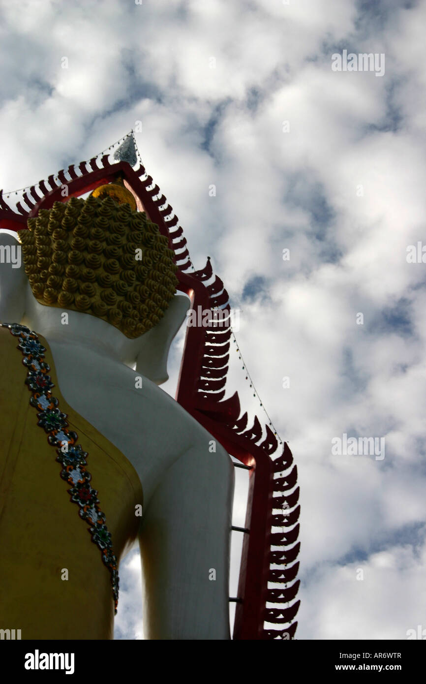 Abstraktes Bild von einem Budda In Thailand bei bewölktem Himmel Stockfoto