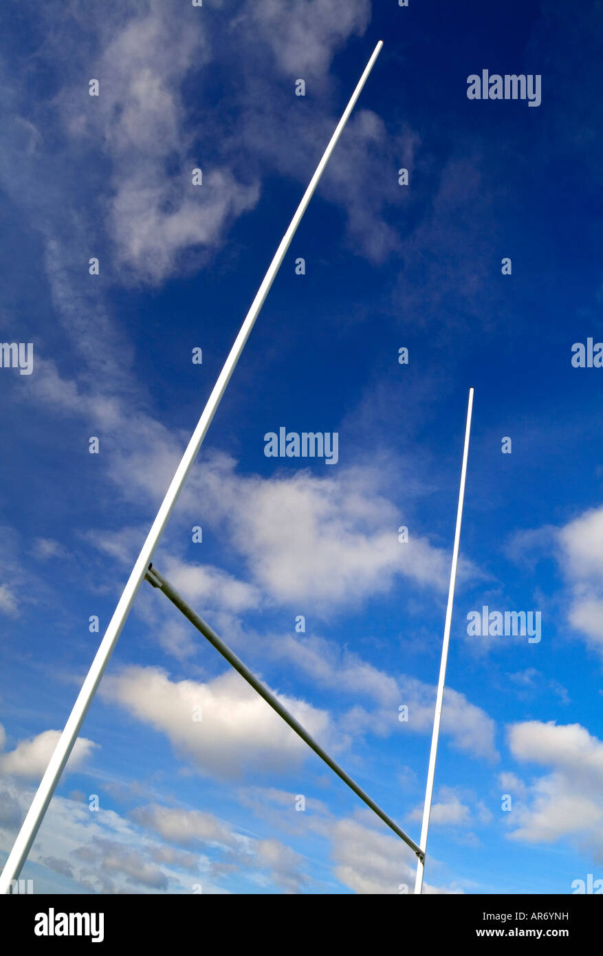 Blick hinauf auf Rugby-Beiträge vor blauem Himmel mit weißen Wolken Stockfoto