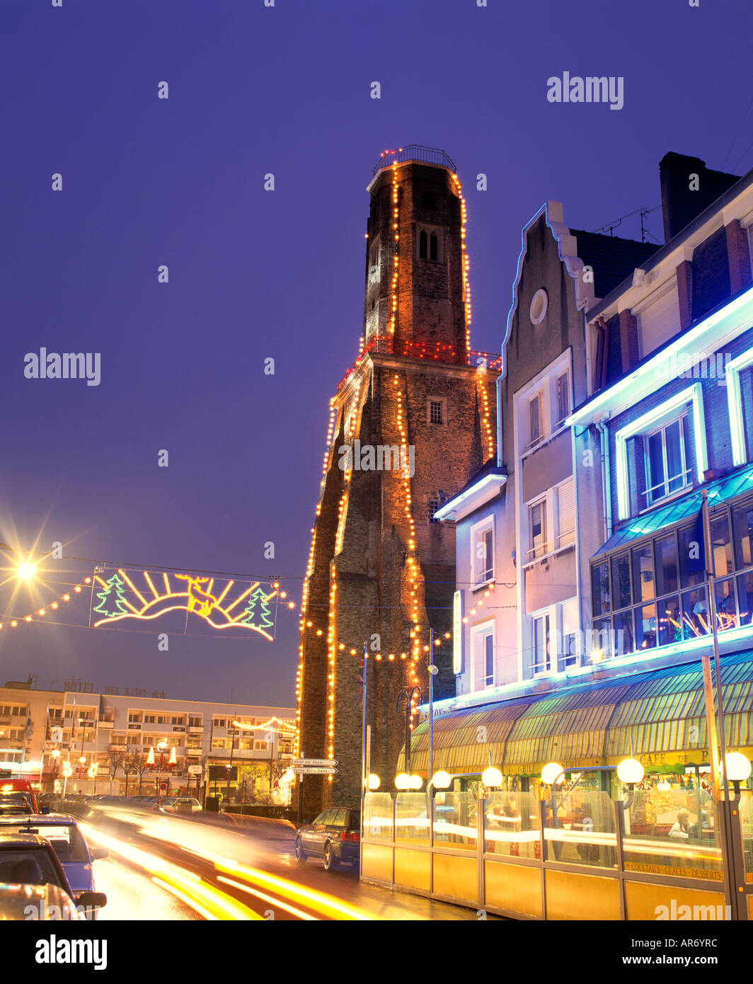 FRANKREICH NORD/PAS-DE-CALAIS CALAIS RUE ROYALE WEIHNACHTSSCHMUCK Stockfoto