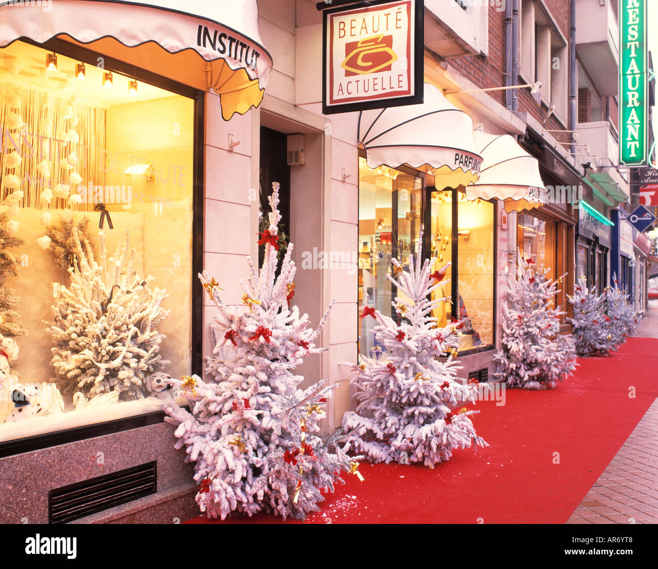 FRANKREICH NORD/PAS-DE-CALAIS CALAIS RUE ROYALE WEIHNACHTSSCHMUCK Stockfoto