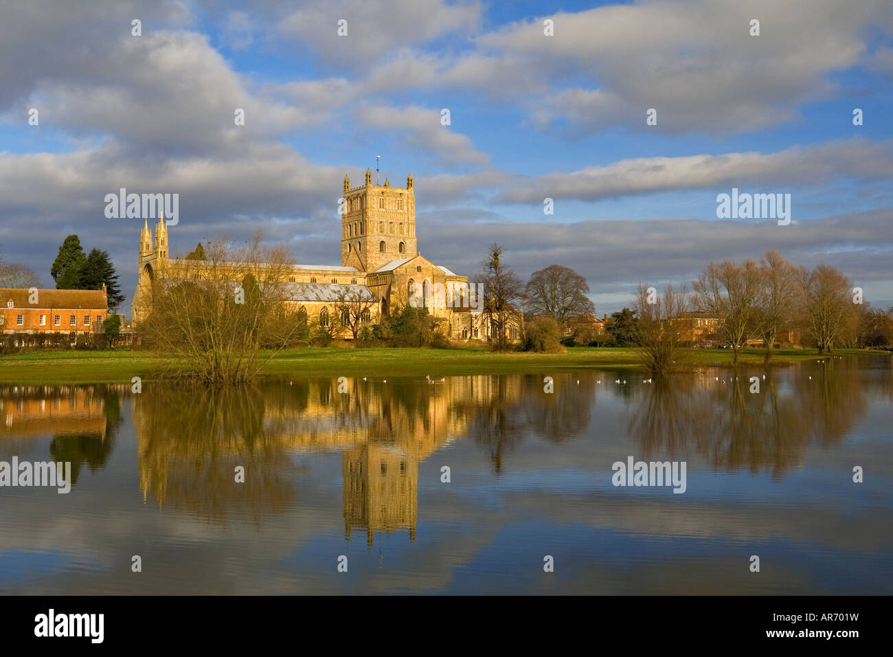 Tewkesbury Abbey St Mary reflektiert die Jungfrau Kirche Gloucestershire England UK mit Turm im Wasser im Vordergrund Stockfoto