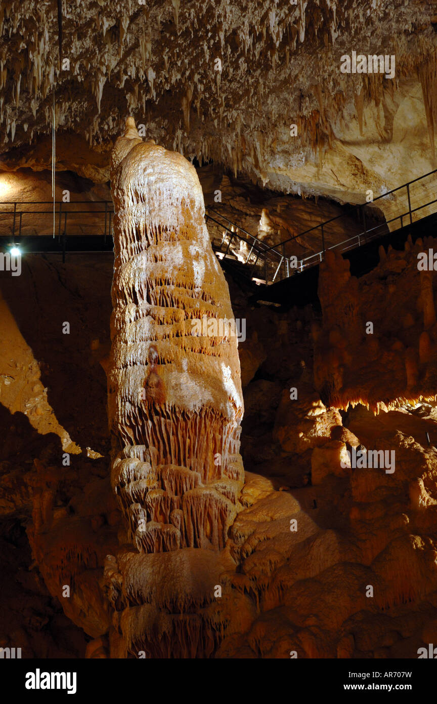 Eine riesige Stalagmiten in Jewel Cave. Stockfoto