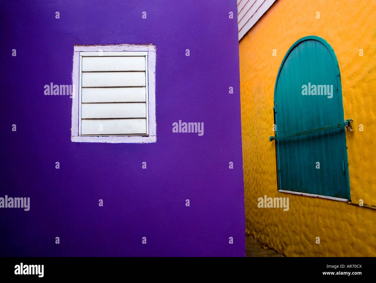 Windows in leuchtenden Farben, Antigua, West Indies Stockfoto