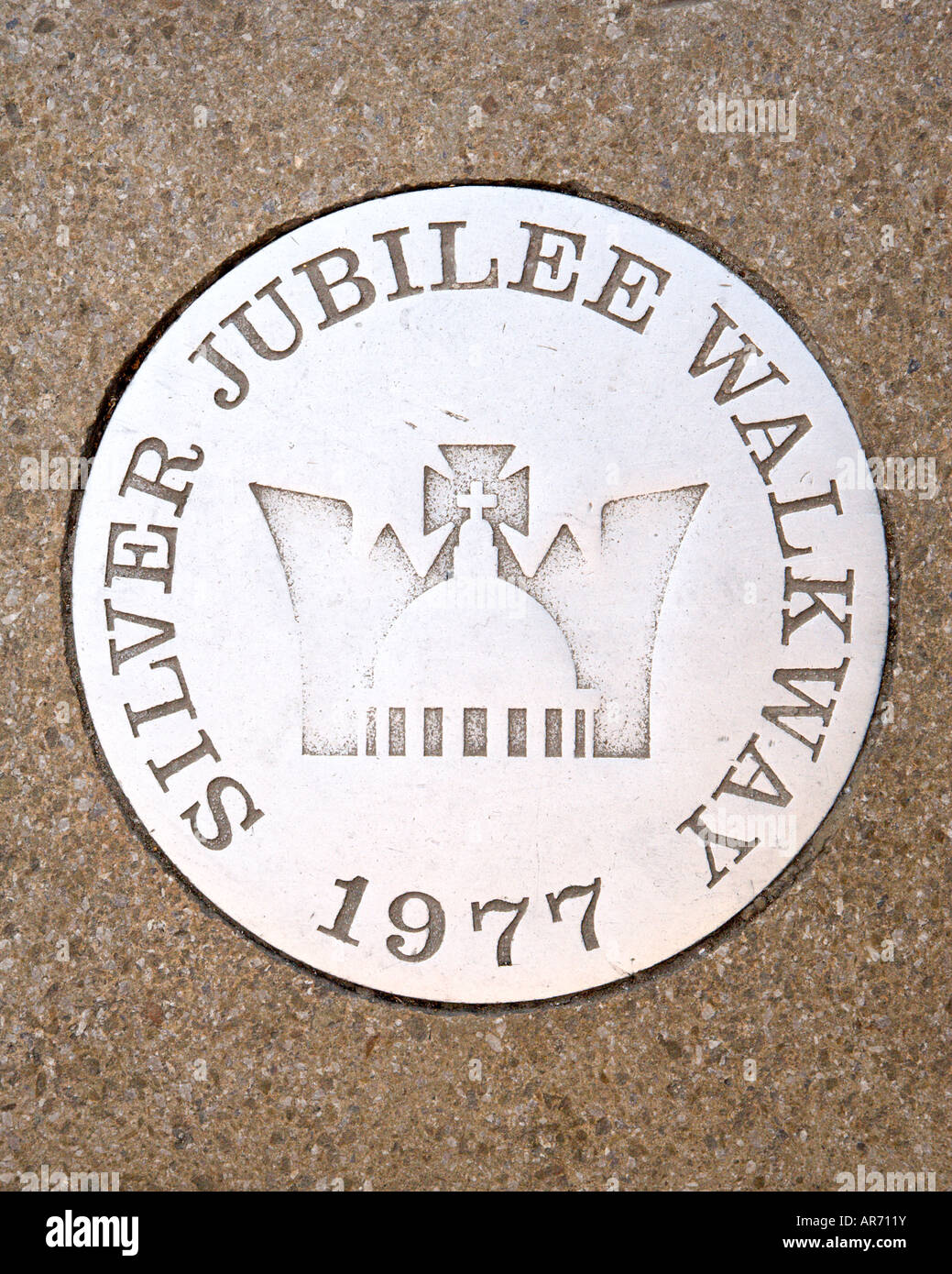 Royal Silver Jubilee Plakette eingelassen Boden auf der Themse in London Stockfoto