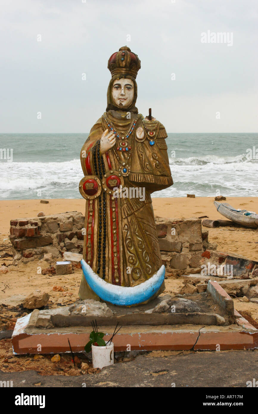 Religiöse Statue eines Heiligen, auf Strand gesetzt, nach der Tsunami Halbinsel Jaffna, Sri Lanka schlug Stockfoto