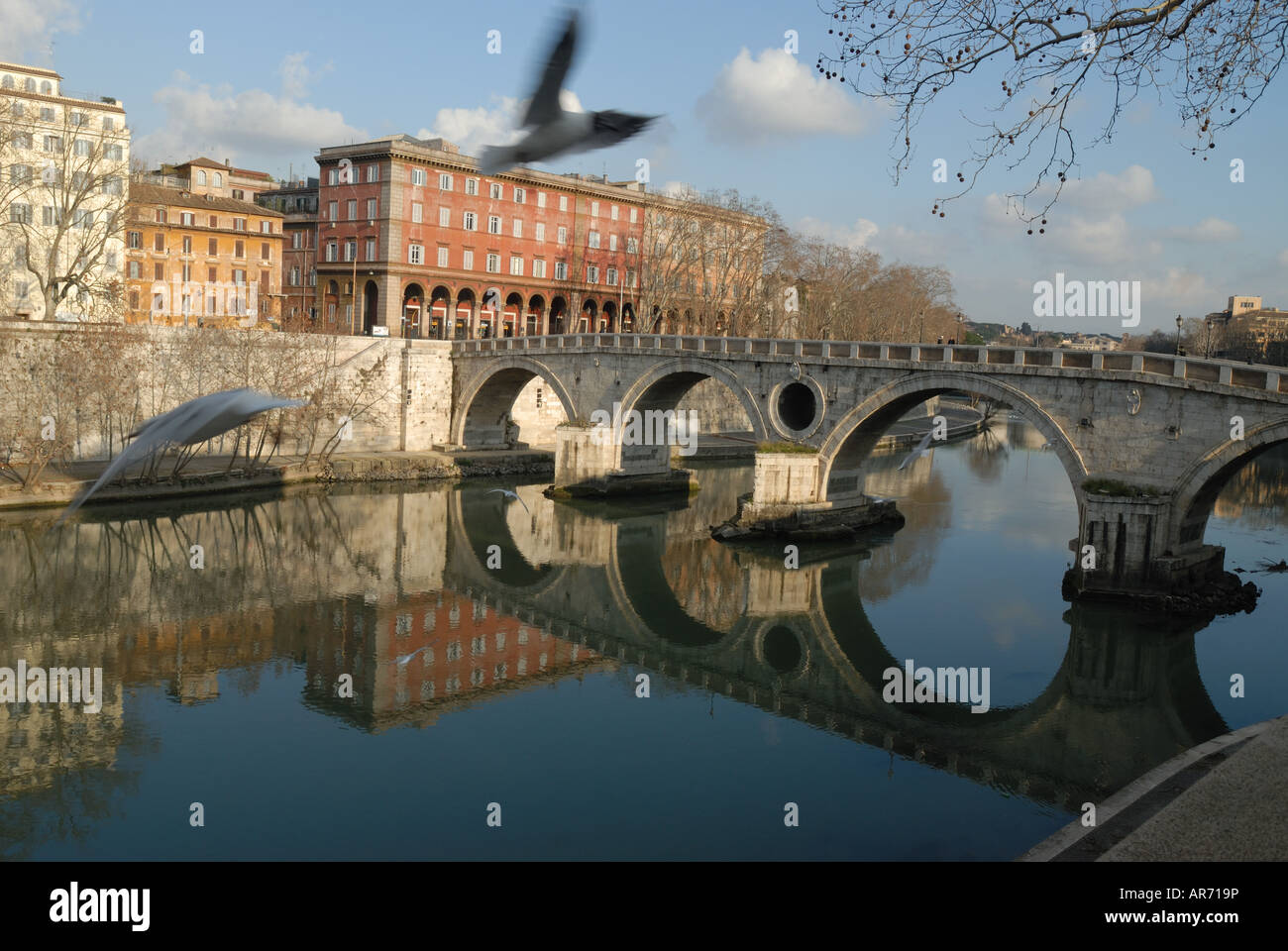 Brücke über den Fluss Tiber in Rom. Stockfoto