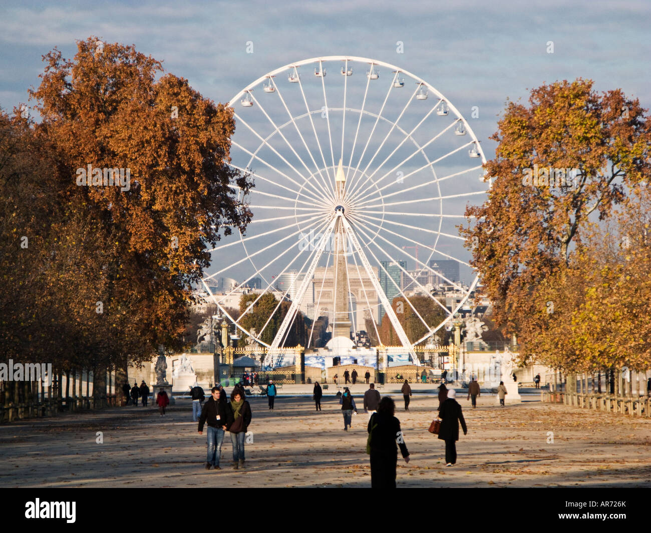 Am frühen Morgen im Jardin des Tuileries Park, Paris, Frankreich, Europa, in Richtung der Großen Rad, Obelisk und Arc de Triomphe Stockfoto