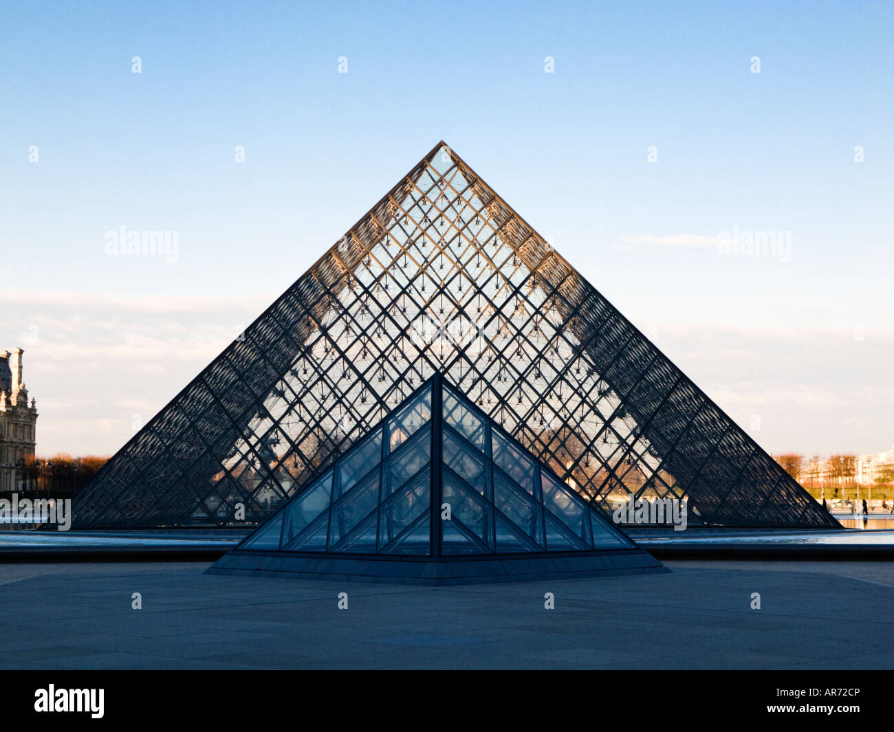 Der Louvre-Pyramide in den frühen Morgenstunden, Paris, Frankreich, Europa Stockfoto