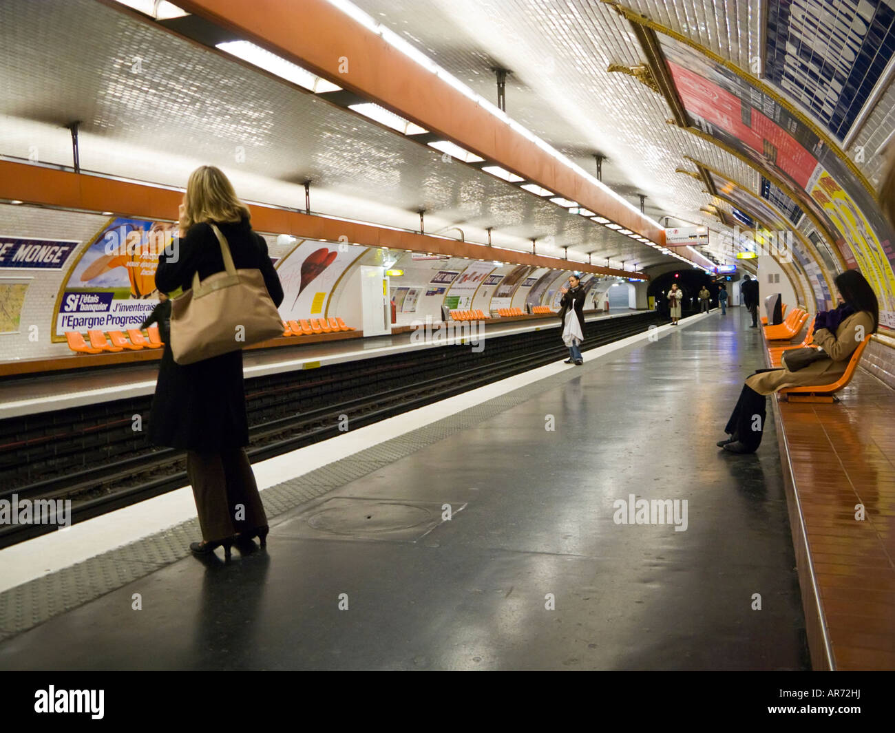 Pariser Metrostation Plattform am Place Monge, Paris, Frankreich Stockfoto