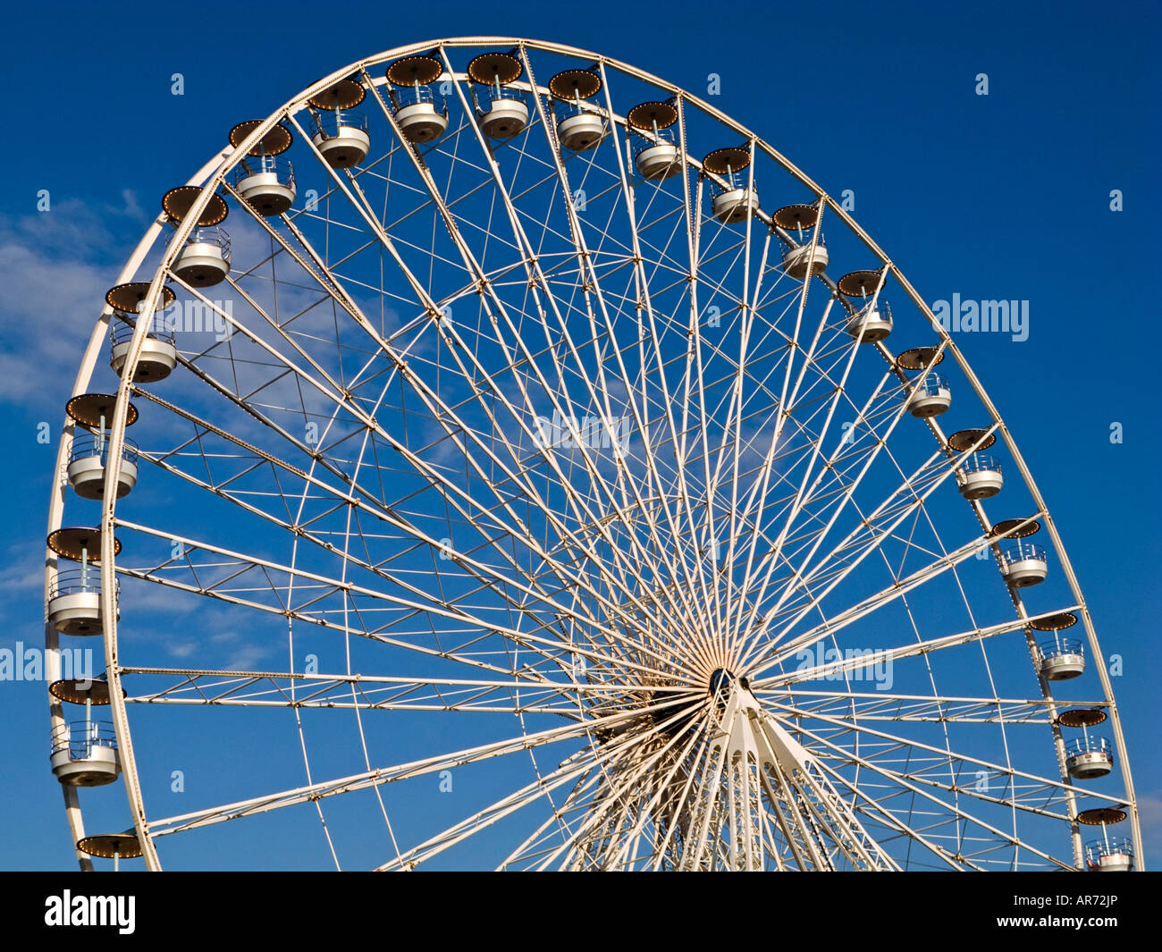 Riesenrad gegen ein strahlend blauer Himmel Stockfoto