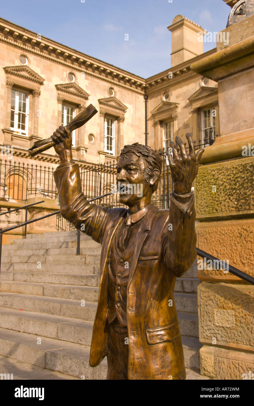 Lautsprecher-Statue am Custom House Square. Domplatz, Belfast, Nordirland, Großstadt Wahrzeichen blauer Himmelshintergrund Stockfoto