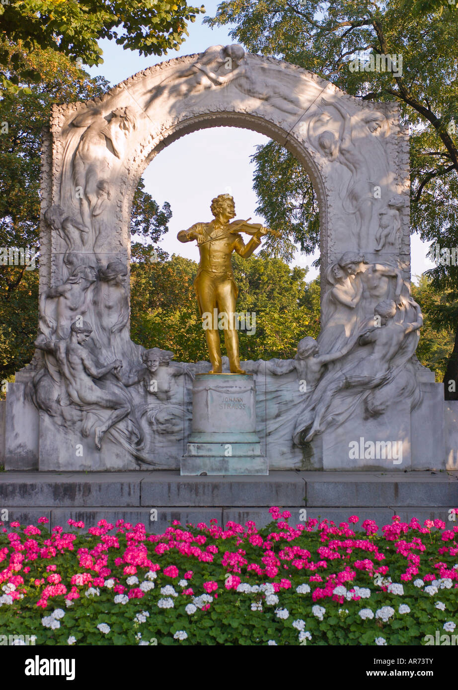 Wien Österreich goldene Statue der Komponist Johann Strauß im Stadtpark Park mit dem Geigenspiel Stockfoto