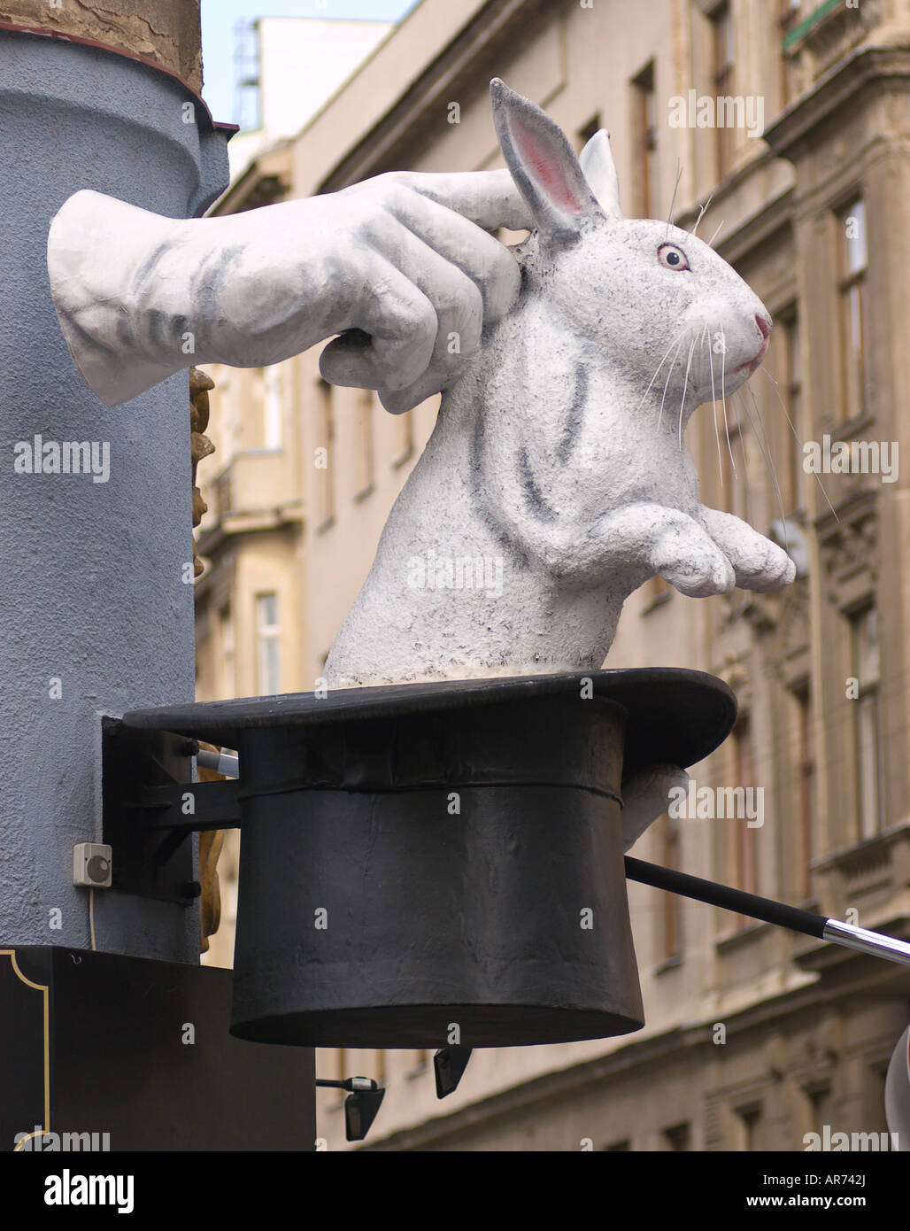 VIENNA AUSTRIA Zauber-Shop Schild mit Kaninchen aus Hut gezogen Stockfoto
