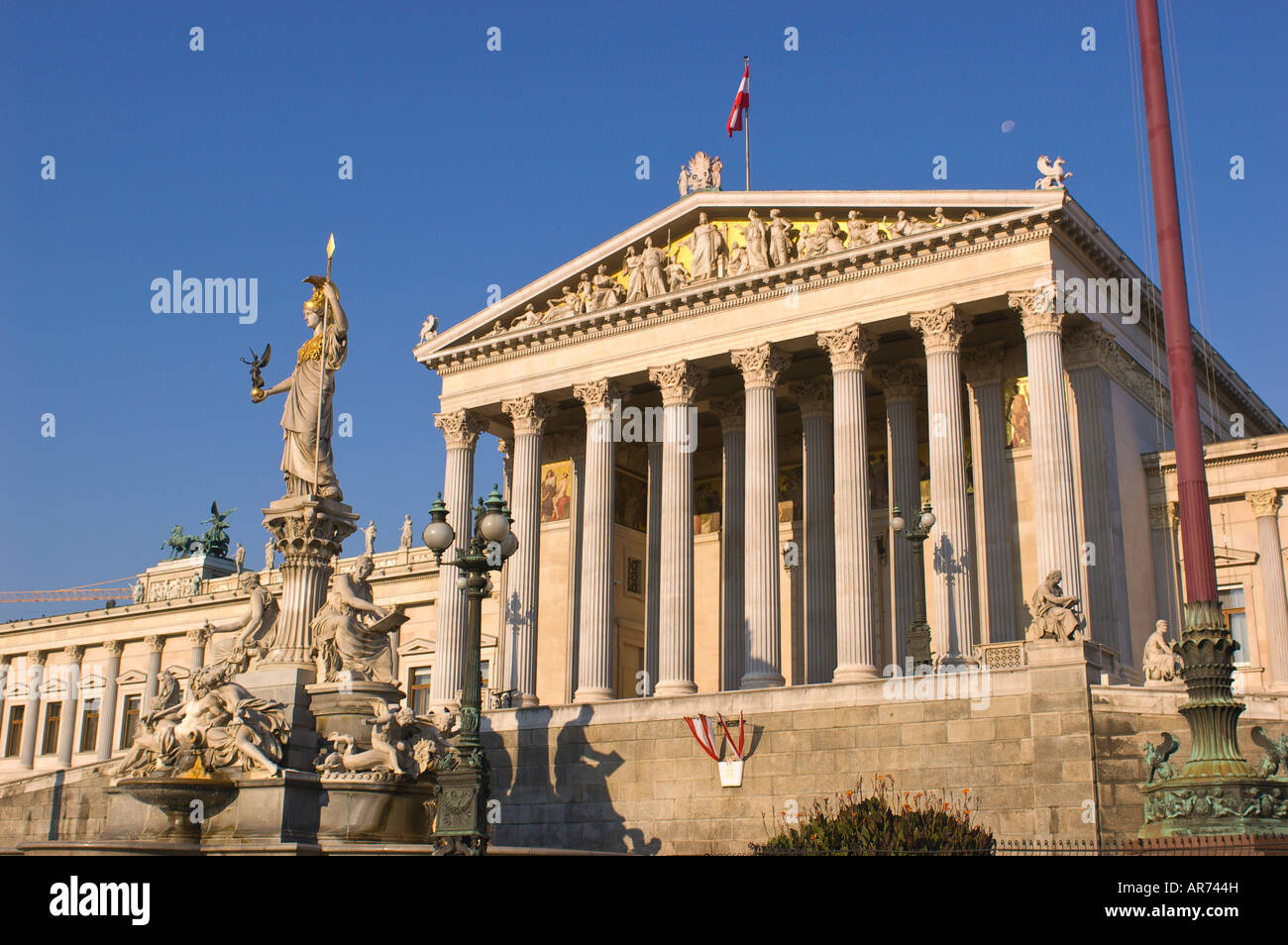 Wien Österreich Parlament Gebäude im neoklassizistischen Stil im Vordergrund ist der Athenebrunnen-Brunnen Stockfoto