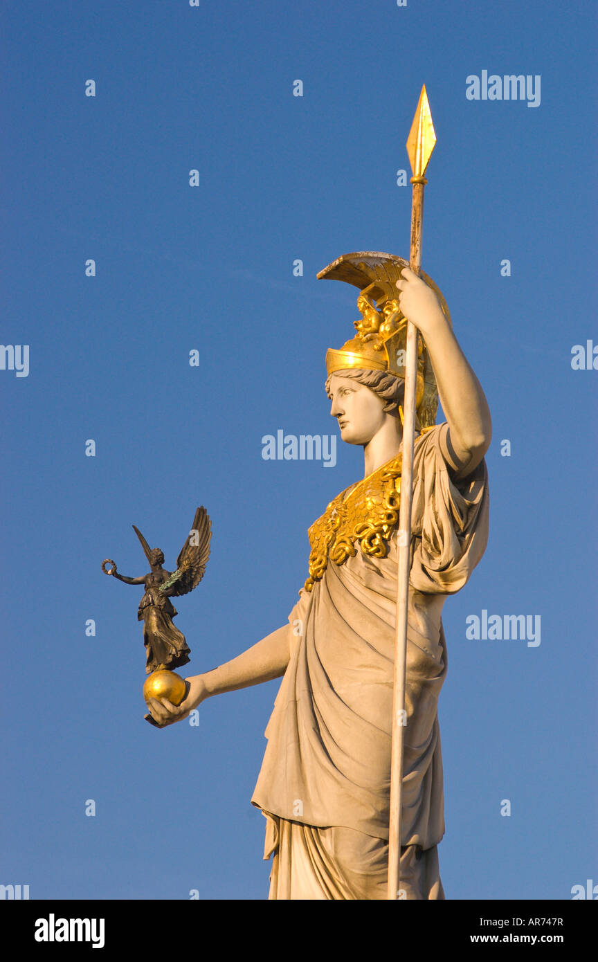 Wien Österreich Statue der Athena die griechische Göttin der Weisheit am Parlamentsgebäude Stockfoto