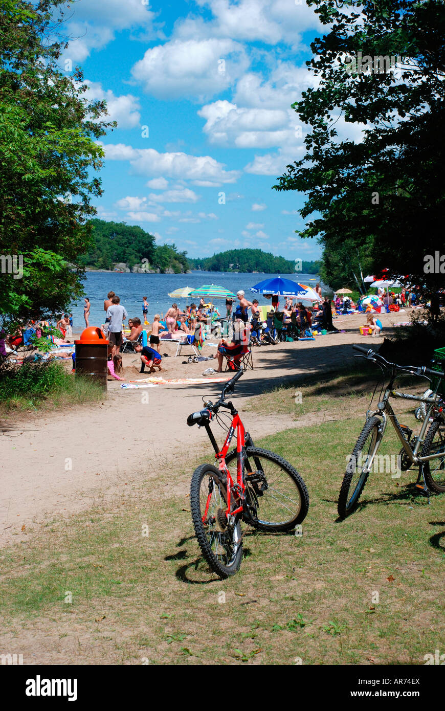 rotes Fahrrad vom Strandbad Stockfoto