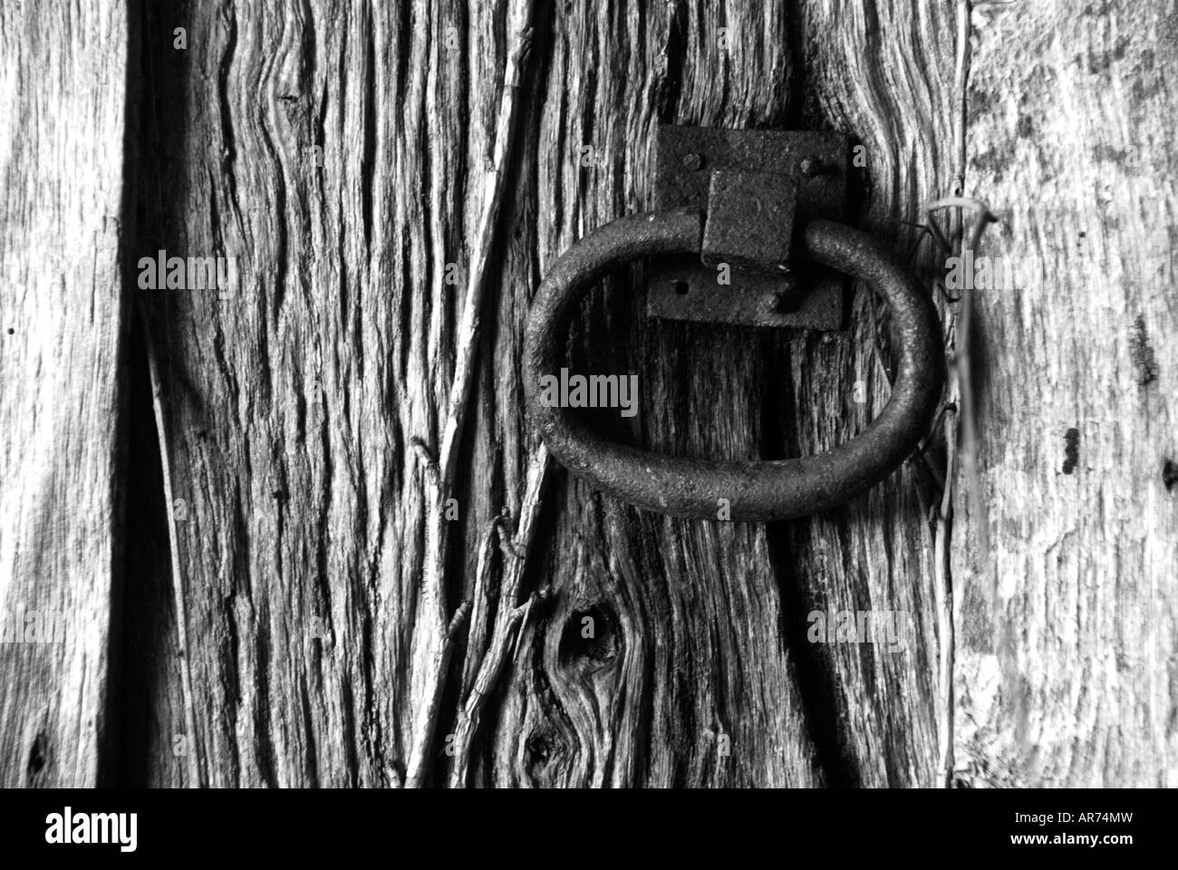Bild von einem alten Eisen verrostet Türgriff auf einem alten verwitterten Eichentür Stockfoto