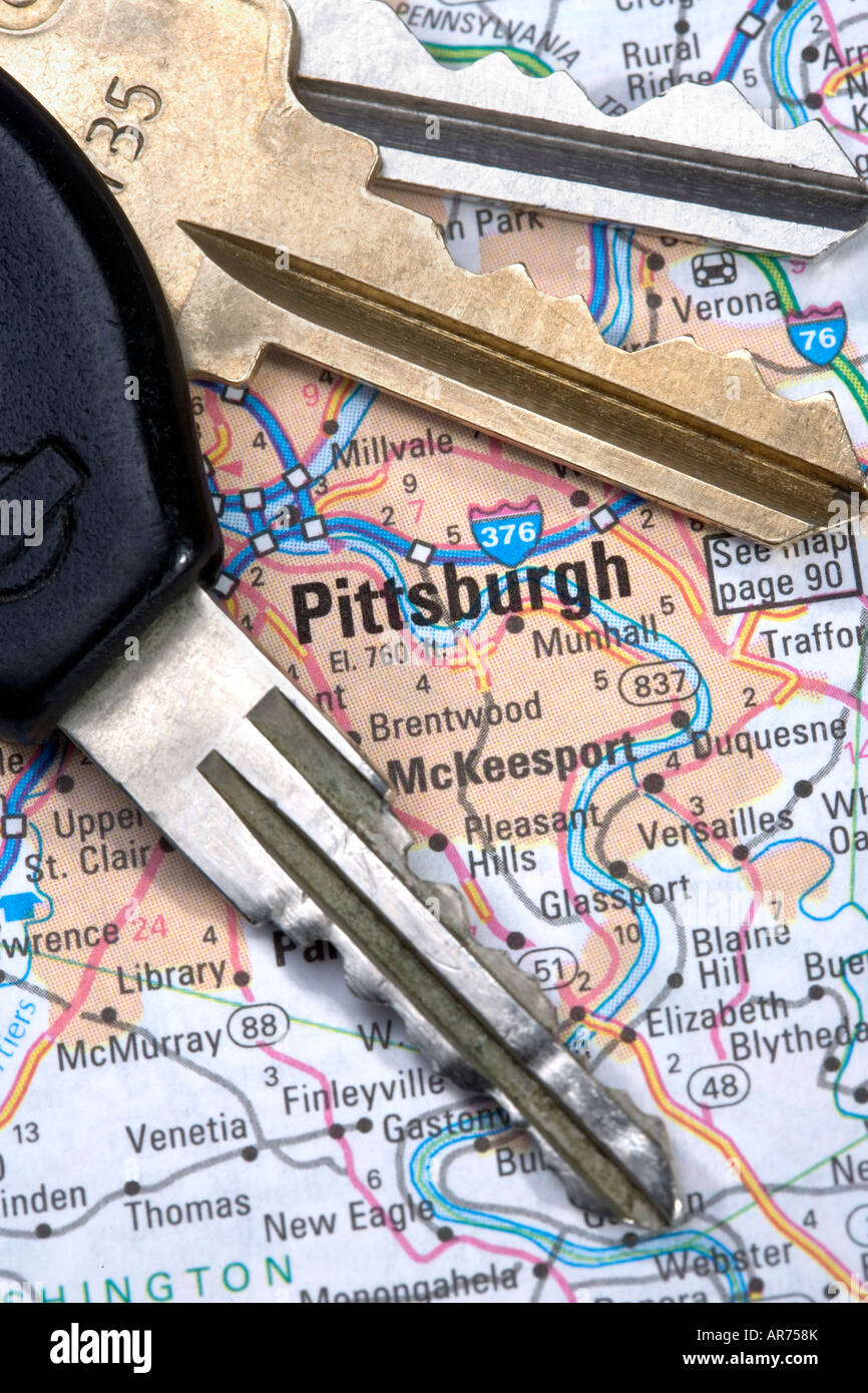 A close up of a map of Pittsburgh Pennsylvania with car keys Stockfoto