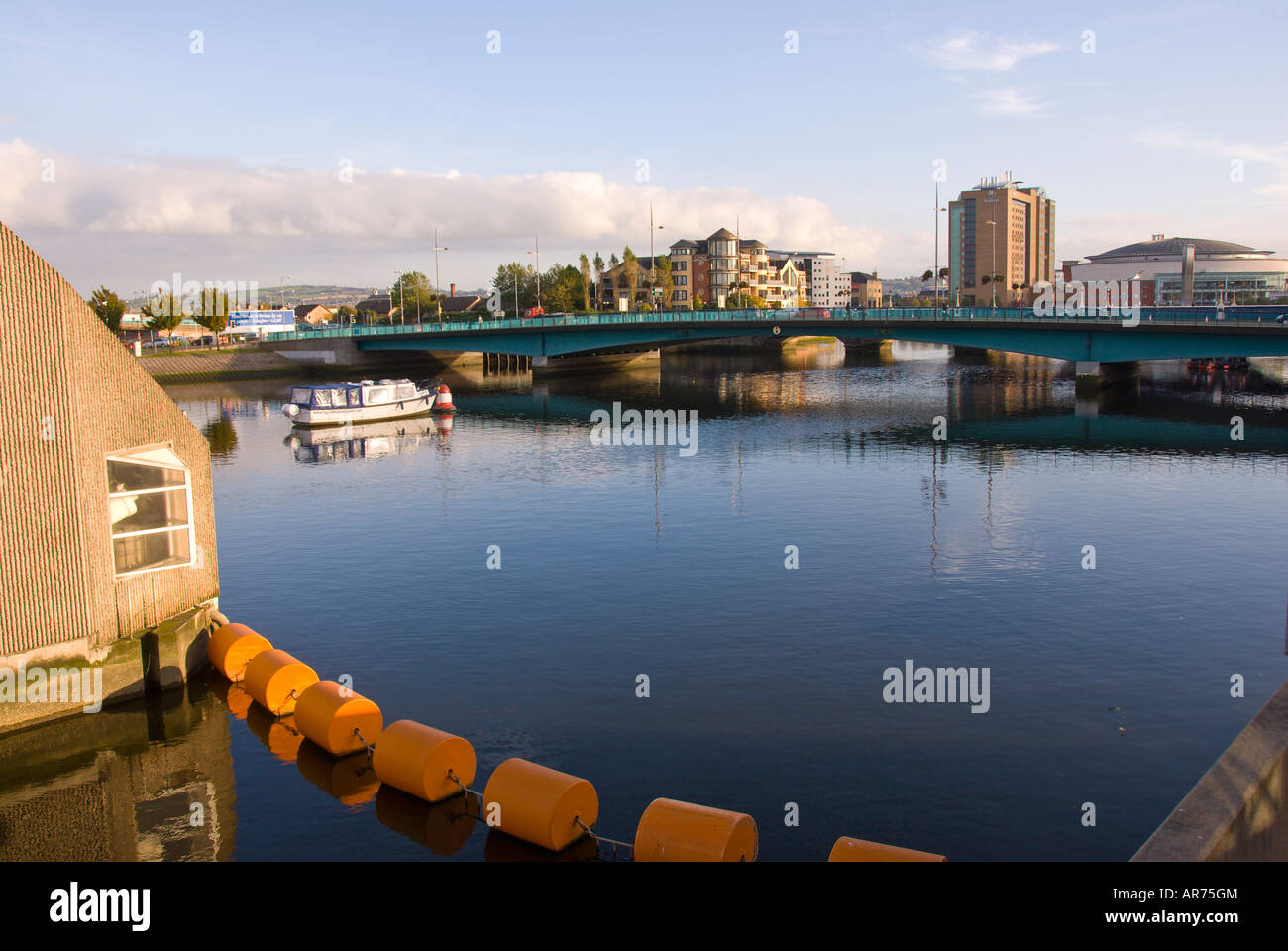 Lagan Weir Fluss Lagan Belfast n Nordirland Wasserstand Steuerung System blauen Himmel Hintergrund bs Sonne s sonnig Stockfoto