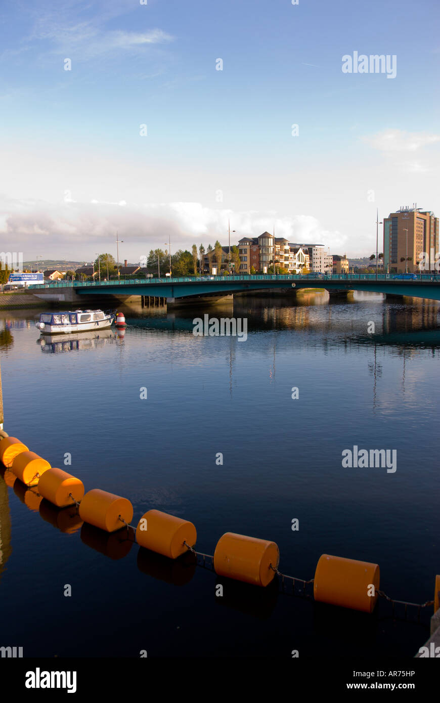 Lagan Weir Fluss Lagan Belfast n Nordirland Wasserstand Steuerung System blauen Himmel Hintergrund bs Sonne s sonnigen m Tim Timotheus Stockfoto
