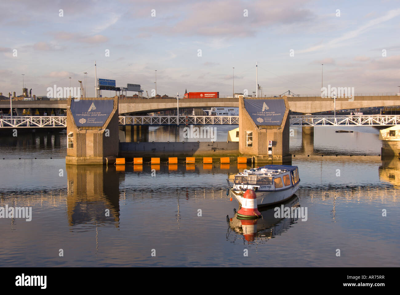 Lagan Weir Fluss Lagan Belfast n Nordirland Wasserstand Steuerung System blauen Himmel Hintergrund bs Sonne s sonnigen m Tim Timotheus Stockfoto