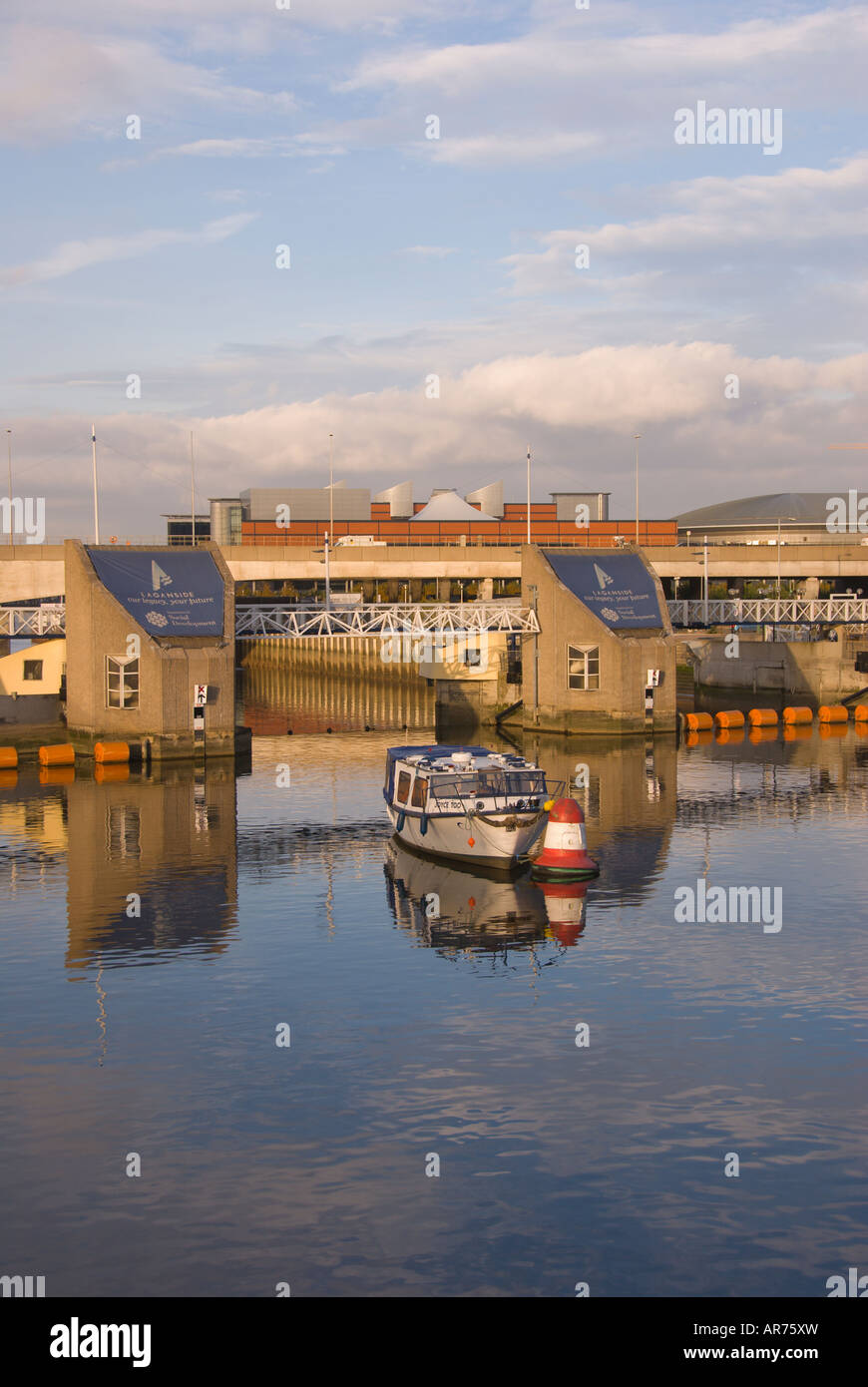 Lagan Weir Fluss Lagan Belfast n Nordirland Wasserstand Steuerung System Orange Tourenboot schwimmt Stockfoto