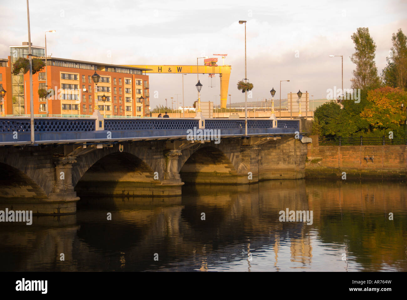 Brücke über Fluss Lagan, berühmten gelben Kränen Samson und Goliath hinter bei Harland und Wolff.shipyard, Belfast, Northern Ireland Stockfoto