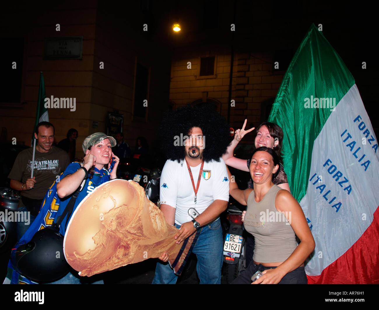 Italienische Fußball-Fans mit großen Bildnis des WM-Pokal feiern Italien Gewinner Juli 2006 Stockfoto