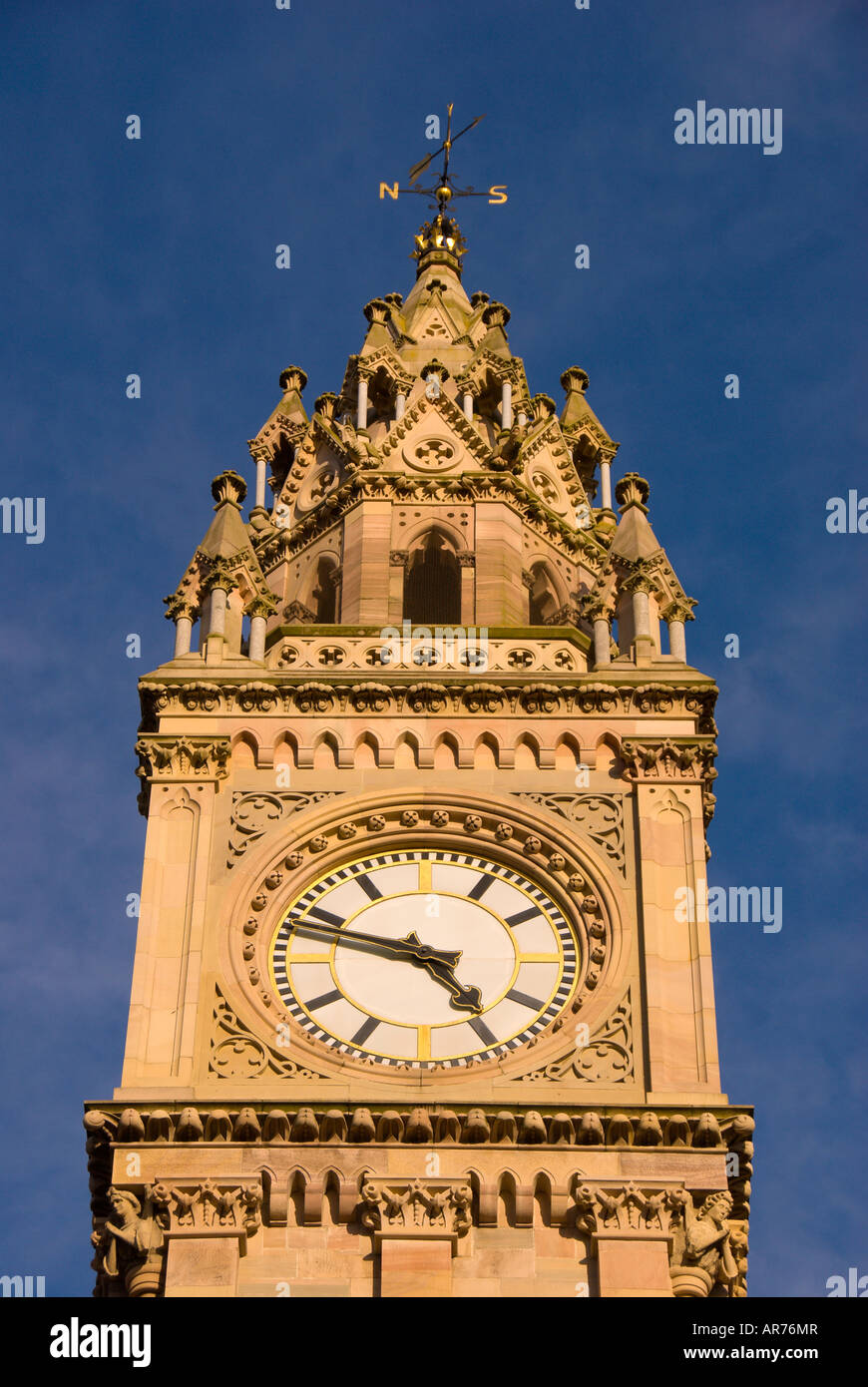 Zifferblatt-Nahaufnahme detail Albert Memorial Clock tower Queens Square, Belfast, Northern Ireland Stockfoto