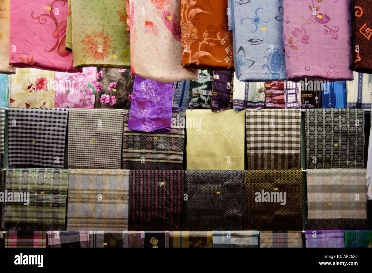 Teure Handarbeit Brokat und Seide Tuch zum Verkauf in Terengganu, Malaysia Stockfoto