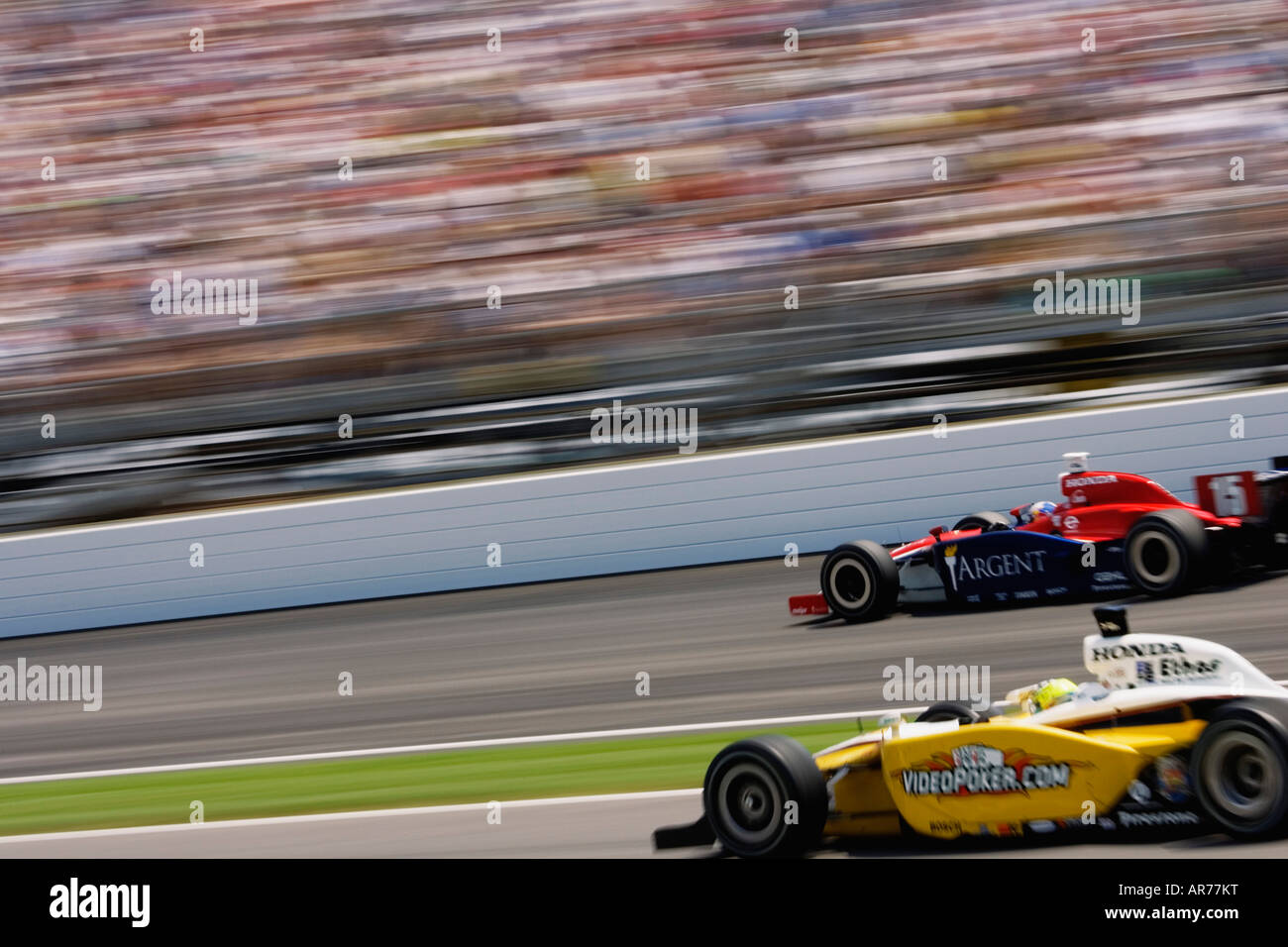 Zwei Indy Autos Rennen ab sofort auf dem Indianapolis 500 in Indianapolis, Indiana. Stockfoto